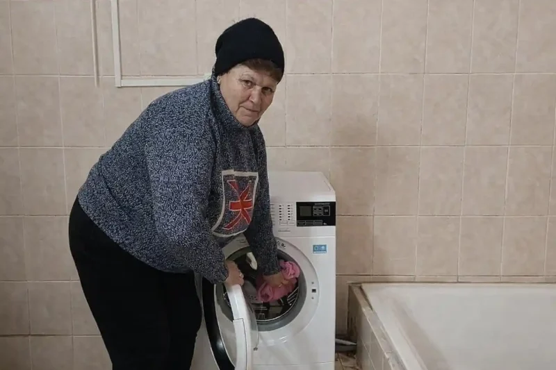 Сільська прачка Тетяна Мацибуренко у соціальній пральні