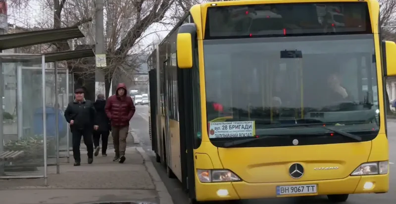 Соціальний автобус в Одесі висаджує пасажирів