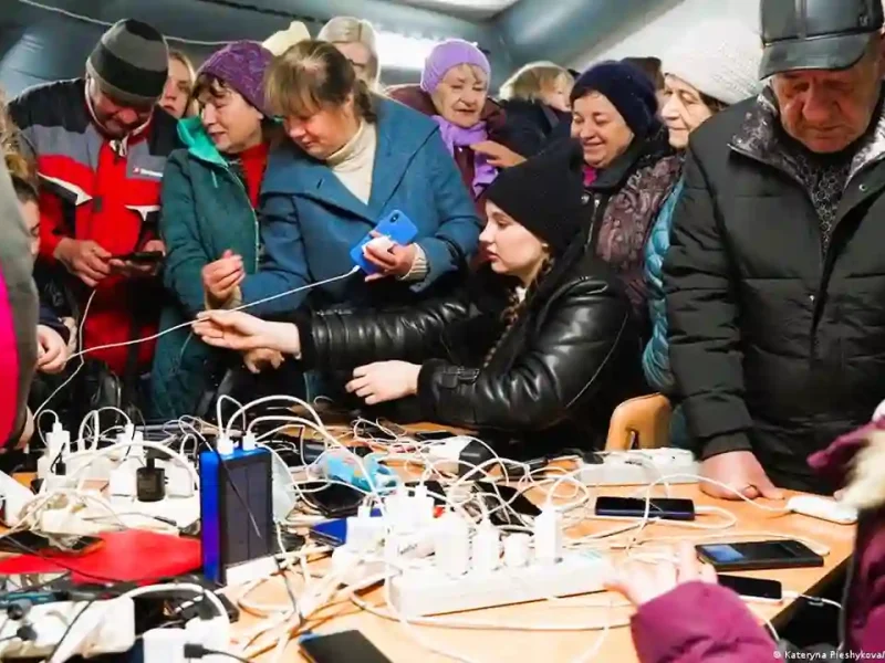 Українці зараджають гаджети у пункті незламності