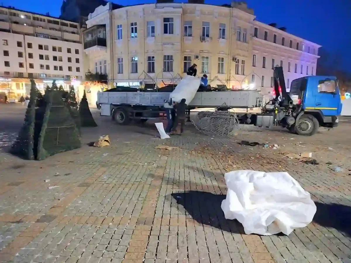 В Одесі розібрали головну ялинку