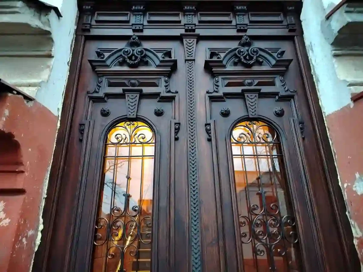 Відреставровані двері Будинку Мочульського