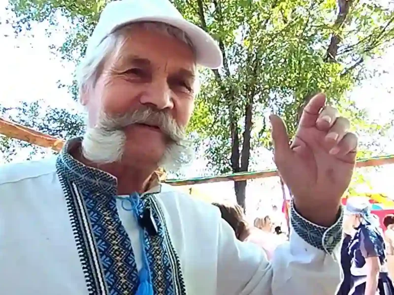 Мешканець півдня Одещини Віктор Юлинецький розводить птахів та із задоволенням вдягає українську вишиванку