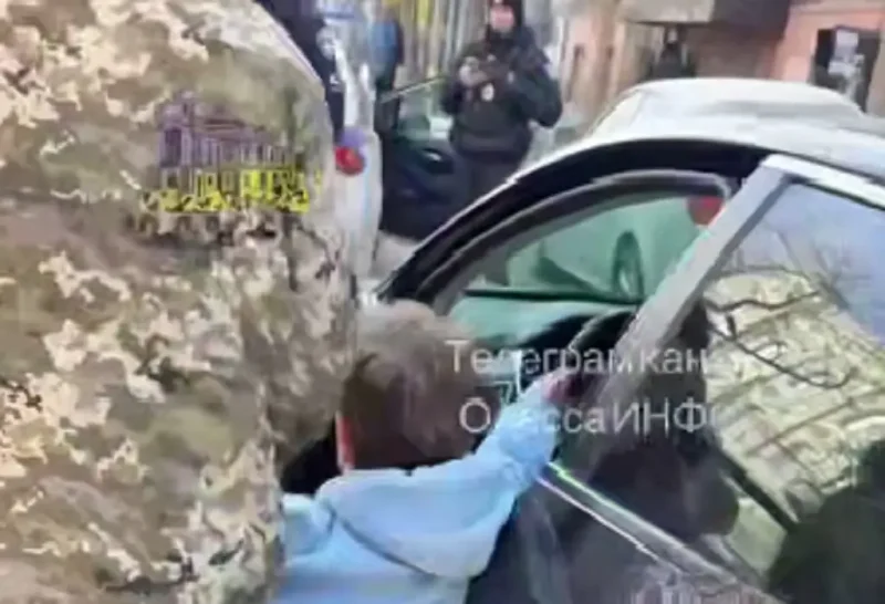 Силовое задержание ТЦК в Одессе, скриншот с видео