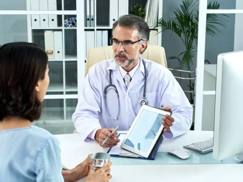 Жінка обговорює з доктором медичні питання