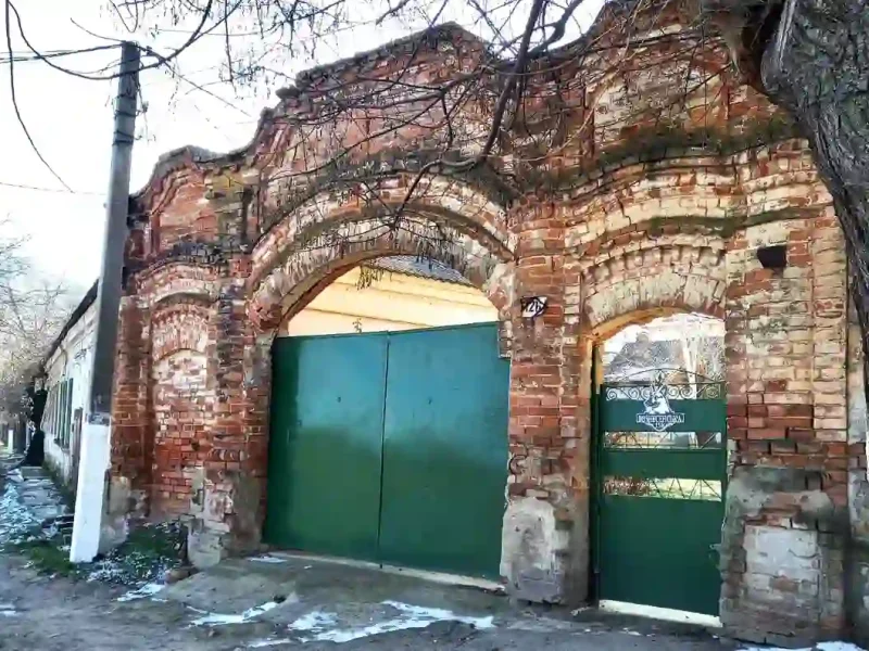 Сучасні ворота спотворили старовинну арку у Рені