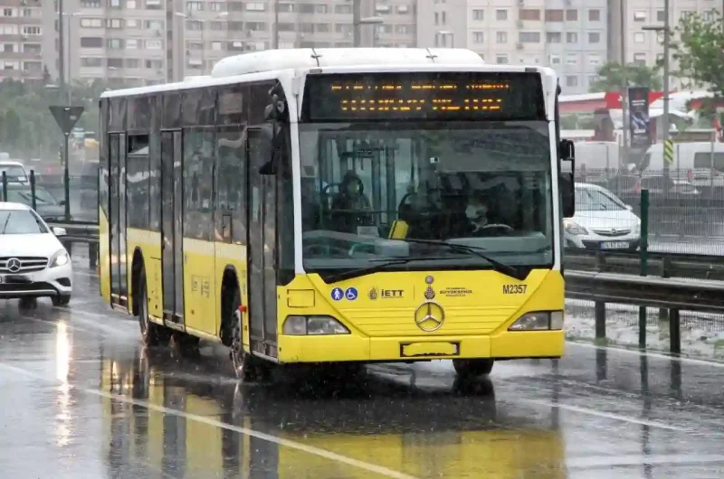 Автобус у місті