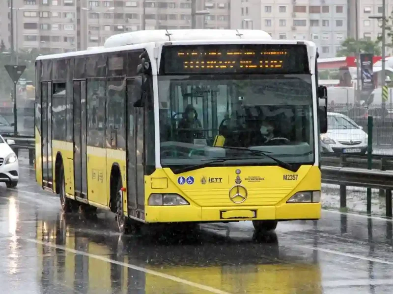 Автобус у місті