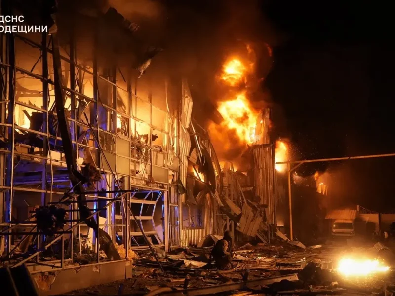 Спасатели тушат пожар после прилета в Одессе