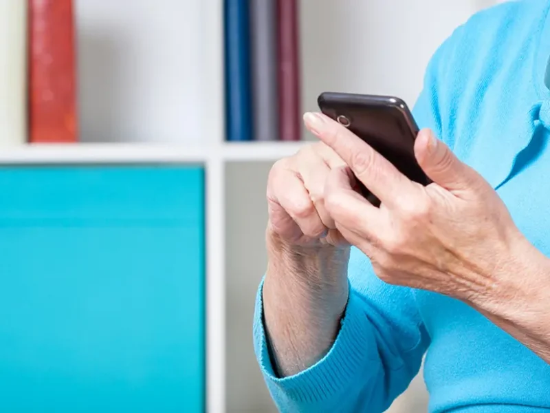 бабуся з телефоном