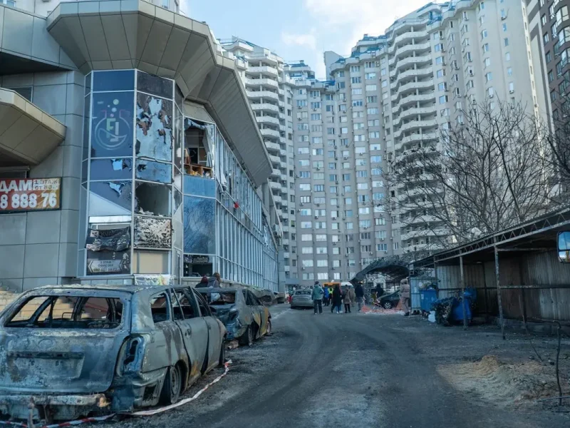Розбиті вікна, згорілі авто та понівечений медцентр: як виглядає одеський ЖК після нічної атаки (фоторепортаж)
