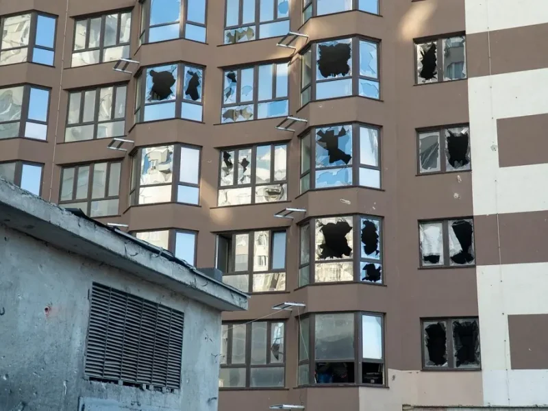 Нічний обстріл Одеси: у пошкодженому будинку відновили опалення