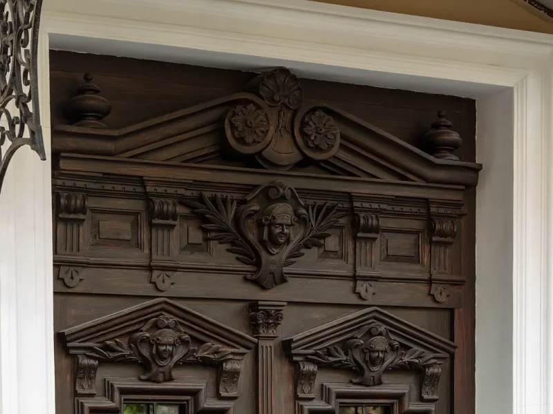 Мастера проекта «Тысячи дверей» завершили реставрацию входной группы дома Петалос (середина XIX века)