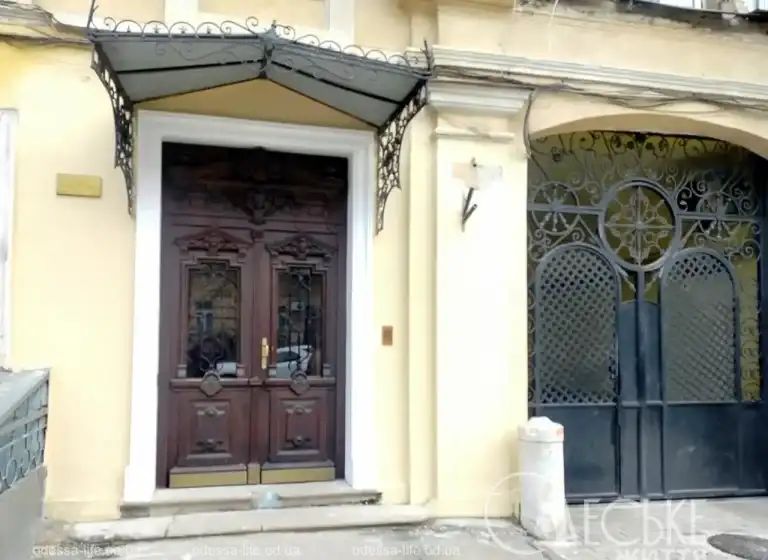 Відреставровані двері будинку Петалос