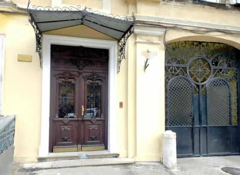 Відреставровані двері будинку Петалос