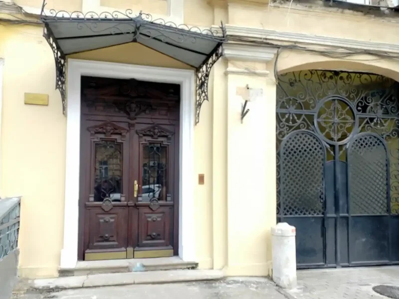 Відреставровані двері будинку Петалос