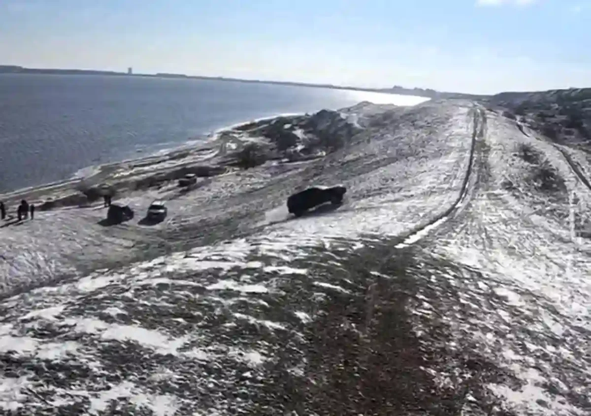 Джипи на березі Куяльнику