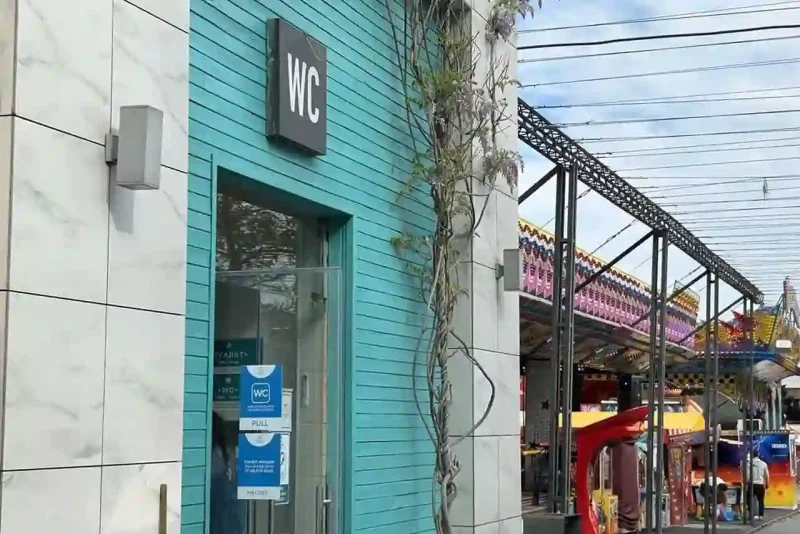 Громадська вбиральня на пляжі в Одесі