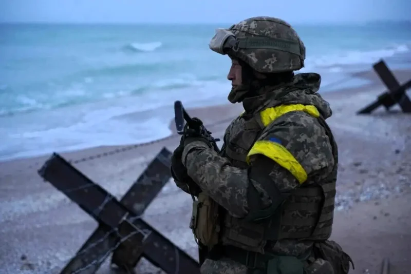 Військовий ЗСУ на морському узбережжі