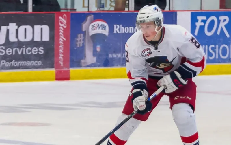 Хокеїст Кейл Макар