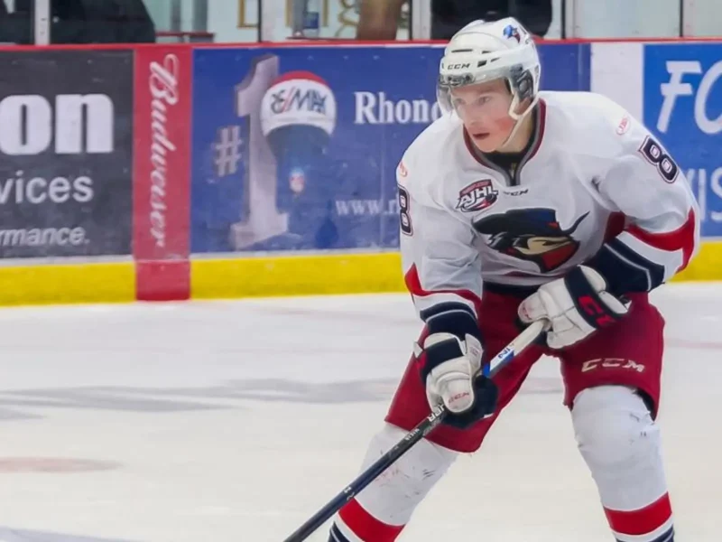 Хокеїст Кейл Макар