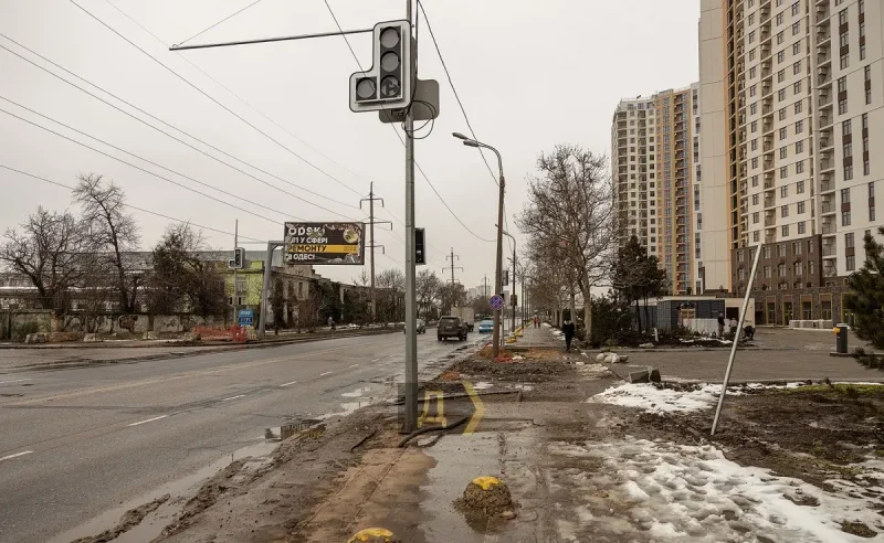 На улице Краснова в районе Ипподромного переулка начались работы по внедрению новой схемы дорожного движения