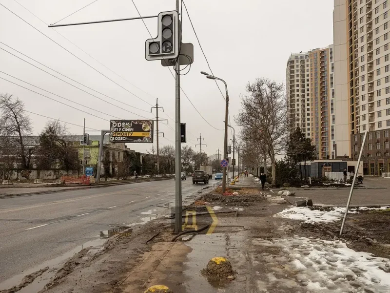 На улице Краснова в районе Ипподромного переулка начались работы по внедрению новой схемы дорожного движения