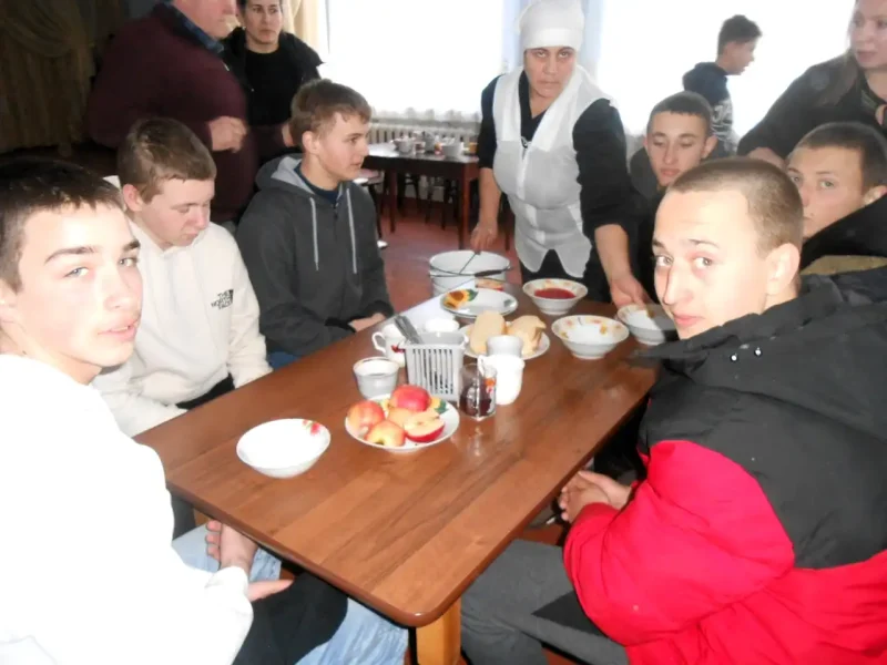 Кухар шкільної столової та діти