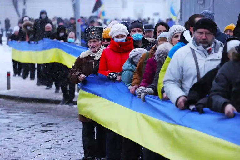 Події Майдану - люди з прапором України