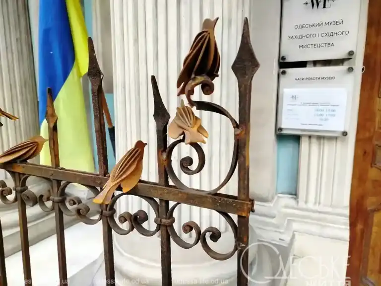 Залізна пташка біля музею