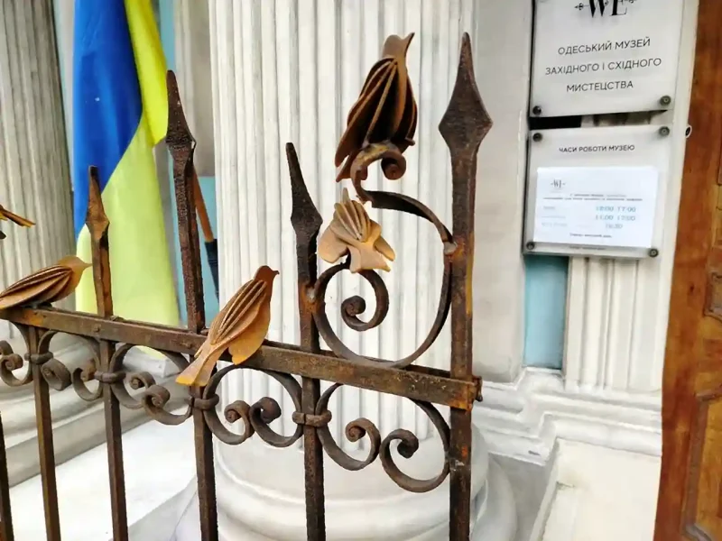 Залізна пташка біля музею