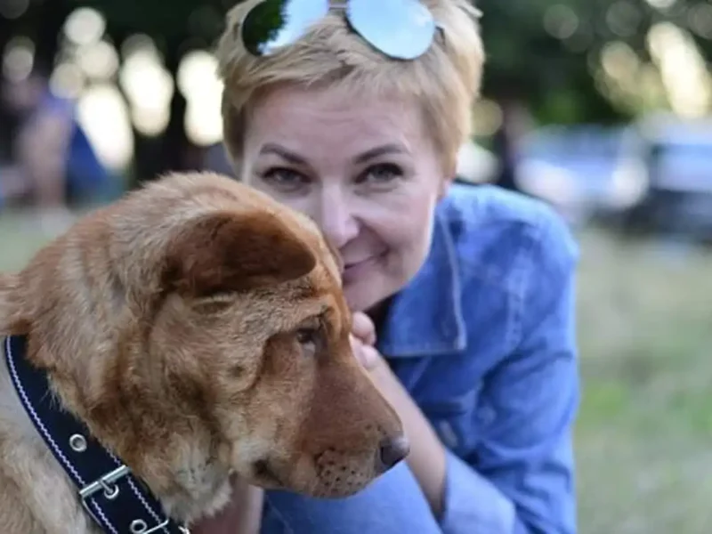 Волонтерка Ольга Задерей з безпритульним собакою на Одещині