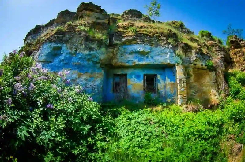 Печерний будинок на Шкодовій горі