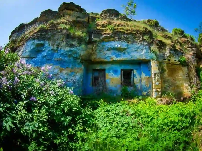 Печерний будинок на Шкодовій горі