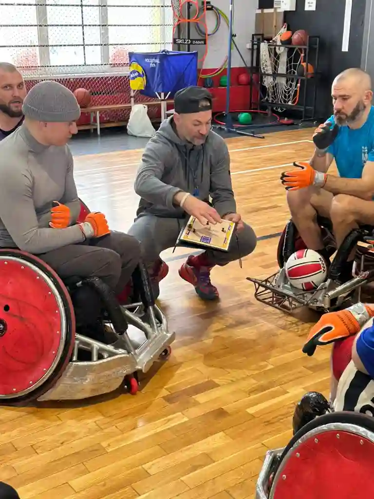 Спортсмены-ветераны на креслах колесных