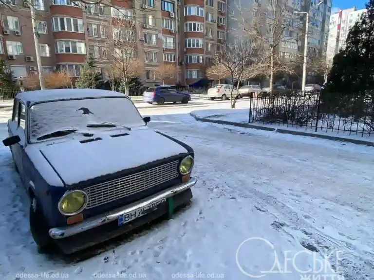 Покинутий автомобіль в одеському дворі