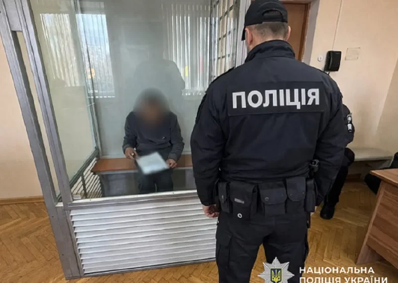 Полицейский и преступник на скамье подсудимых