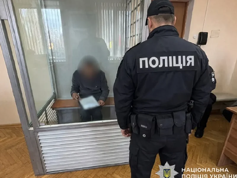 Полицейский и преступник на скамье подсудимых