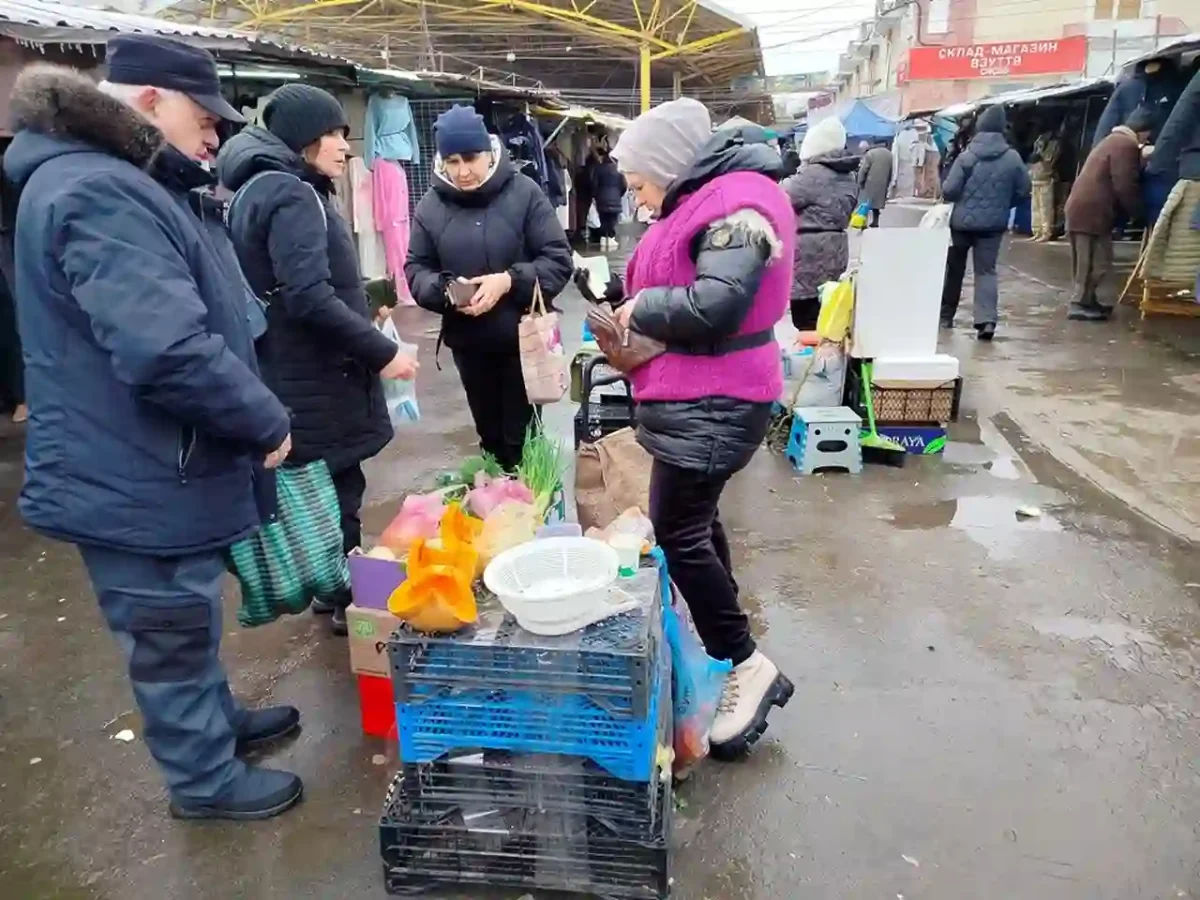 Скільки коштують продукти на Привозі на початку лютого: яйця по 100 та дорога морква (фоторепортаж)