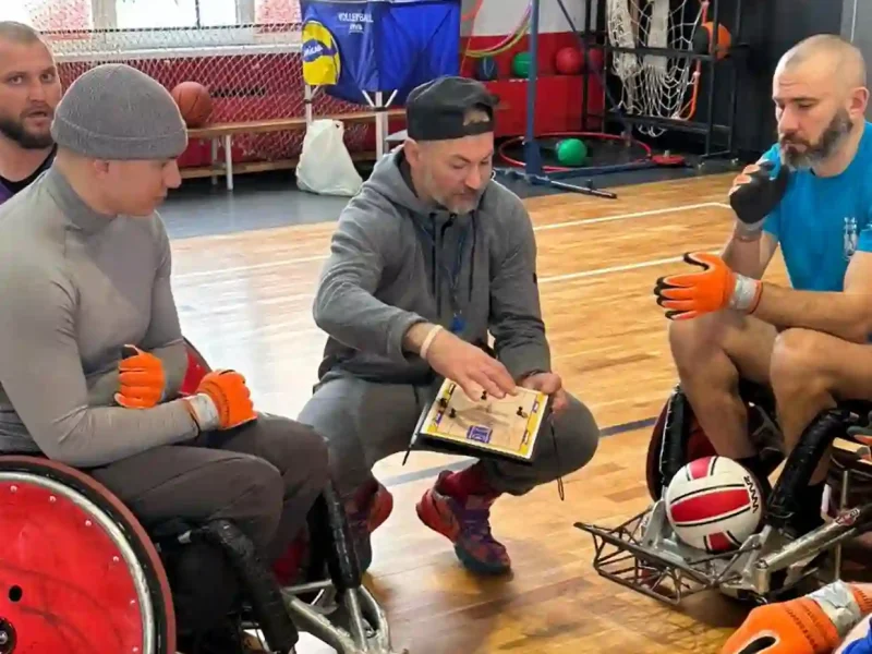 Спортсмени-ветерани у кріслах колісних