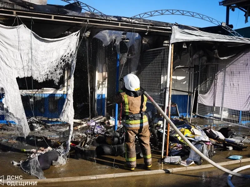 Велика пожежа сталася сьогодні на території ринку «7-й кілометр» у селищі Авангард