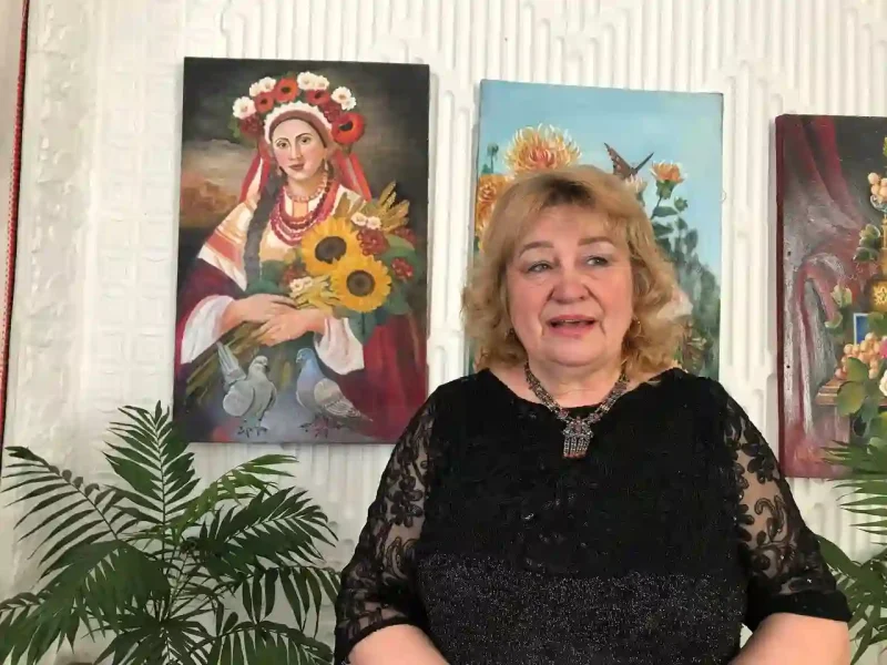 Алла Косогорова на фоні власних творів