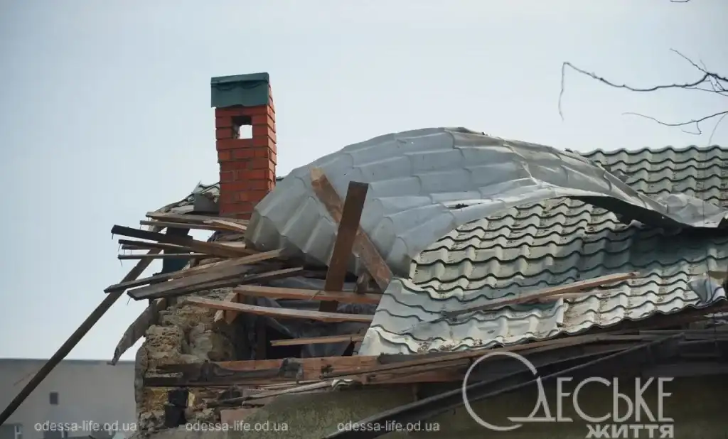 В результате утреннего налета в жилом квартале Одессы зафиксированы серьезные разрушения домов