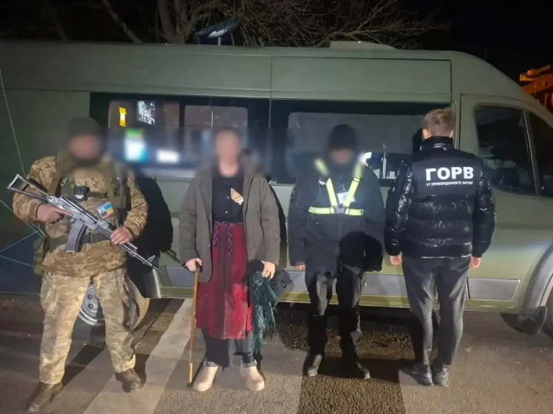 в Новых Троянах задержали мужчину, одетого в бабушку