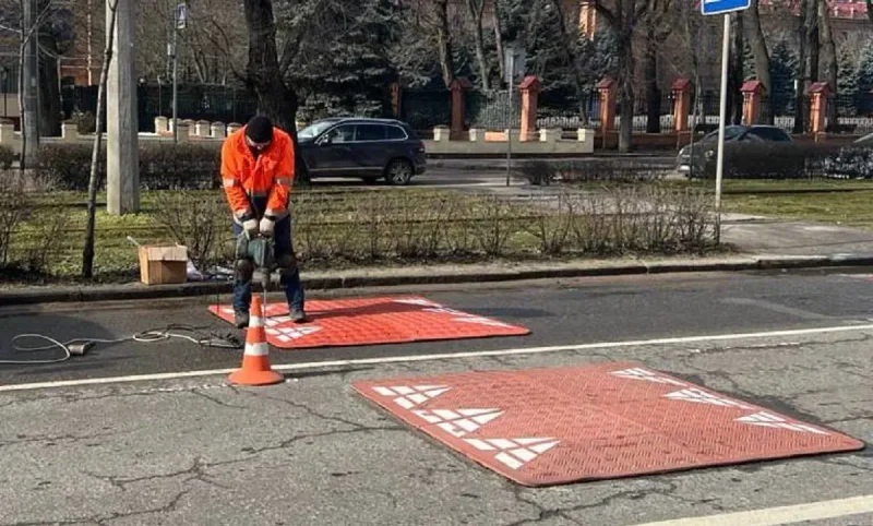 В Одесі на Фонтанській дорозі, 4, між 4-ю та 5-ю станціями Великого Фонтана встановлені гумові дорожні «берлінські подушки»