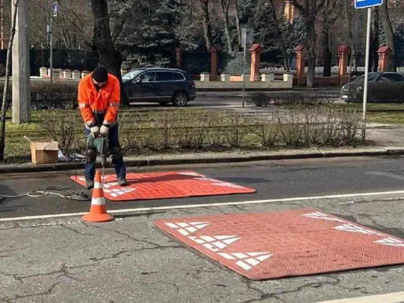 В Одесі на Фонтанській дорозі, 4, між 4-ю та 5-ю станціями Великого Фонтана встановлені гумові дорожні «берлінські подушки»