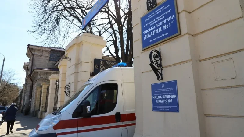 Катера скорой помощи у ворот Еврейской больницы в Одессе