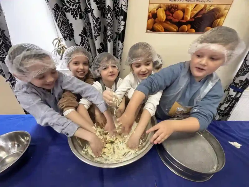 Діти готують мацу