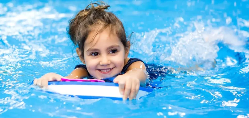 діти в басейні