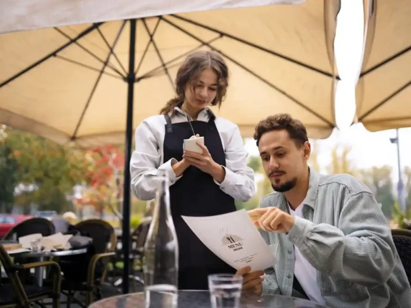 Дівчина офіціантка