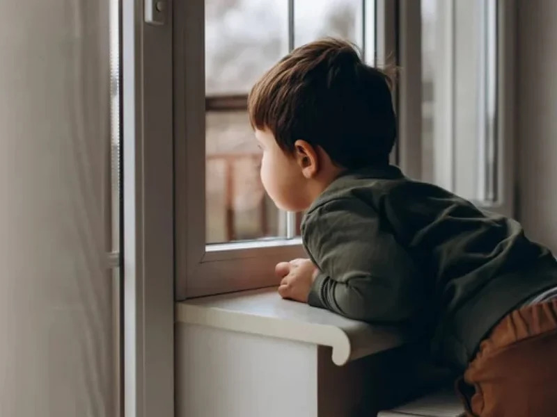 Дитина дивіться у вікно - чекая батька